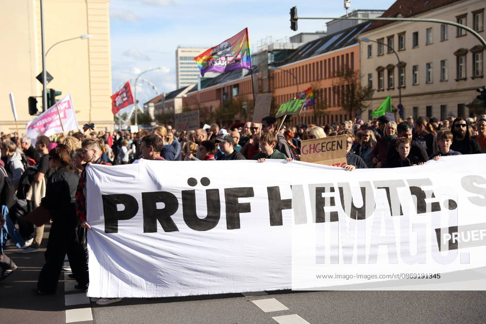 Demonstranten stehen mit Banner Prüf heute. Schütz morgen! auf der Breiten Straße während einer Demonstration für die Überprüfung rechtsextremer Parteien durch das Bundesverfassungsgericht, Potsdam, 10. Oktober 2026. Prüf-Demo in Potsdam
