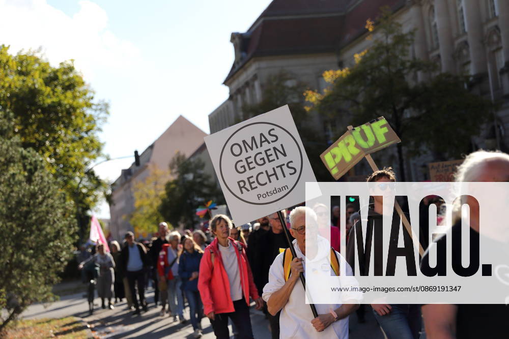 Eine Demonstrantin läuft mit Schild Omas gegen Rechts Potsdam in der Dortustraße während einer Demonstration für die Überprüfung rechtsextremer Parteien durch das Bundesverfassungsgericht, Potsdam, 10. Oktober 2026. Prüf-Demo in Potsdam