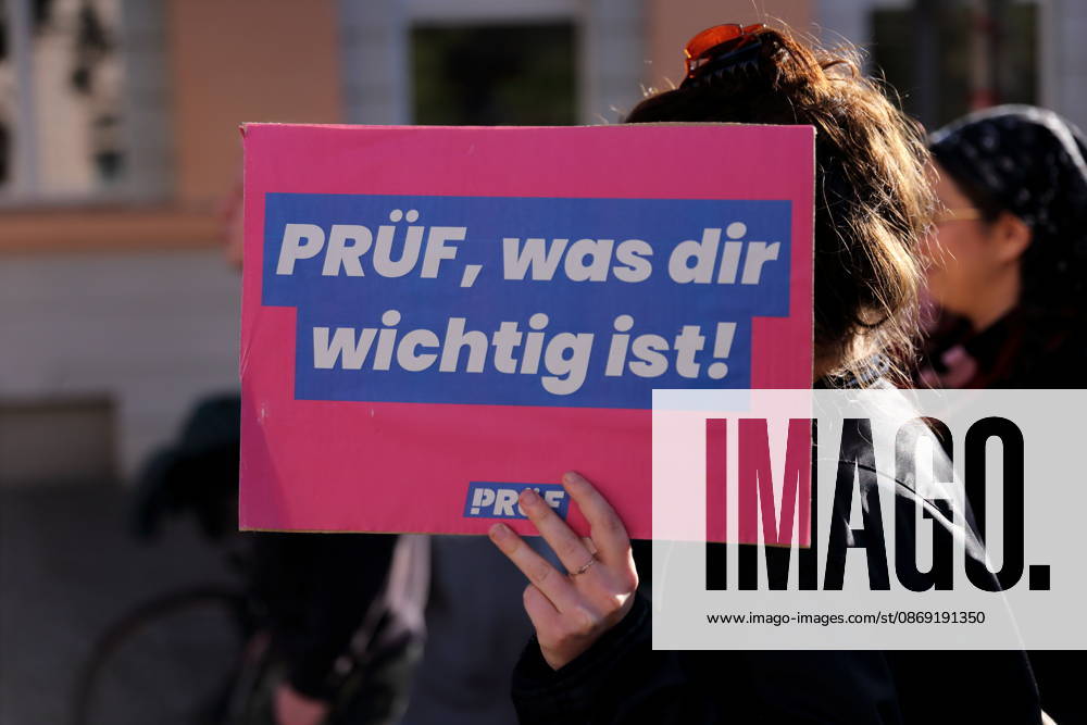 Eine Demonstrantin läuft mit Schild Prüf, was dir wichtig ist! in der Charlottenstraße während einer Demonstration für die Überprüfung rechtsextremer Parteien durch das Bundesverfassungsgericht, Potsdam, 10. Oktober 2026. Prüf-Demo in Potsdam