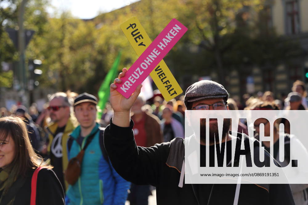 Ein Demonstrant läuft mit Schild fUEr Vielfalt Kreuz ohne Haken in der Charlottenstraße während einer Demonstration für die Überprüfung rechtsextremer Parteien durch das Bundesverfassungsgericht, Potsdam, 10. Oktober 2026. Prüf-Demo in Potsdam