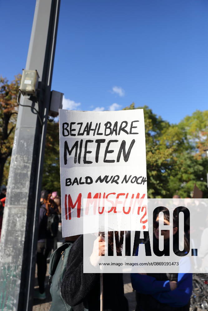 Eine Demonstrantin steht mit Schild Bezahlbare Mieten bald nur noch im Museum? am Platz der Einheit während einer Demonstration gegen Wohnungsnot und steigende Mieten, Potsdam, 10. Oktober 2026. Mieten-Demo in Potsdam