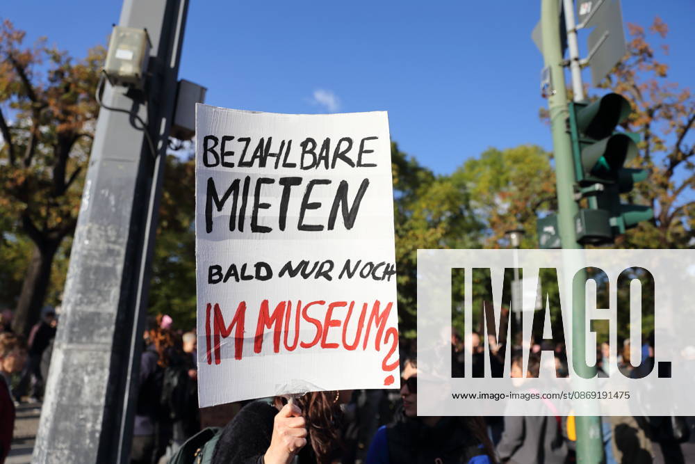 Eine Demonstrantin steht mit Schild Bezahlbare Mieten bald nur noch im Museum? am Platz der Einheit während einer Demonstration gegen Wohnungsnot und steigende Mieten, Potsdam, 10. Oktober 2026. Mieten-Demo in Potsdam