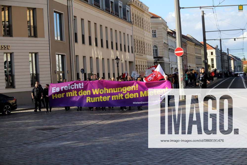 Demonstranten laufen mit Banner Es reicht! Her mit den Wohnungen! Runter mit den Mieten! in der Friedrich-Ebert-Straße während einer Demonstration gegen Wohnungsnot und steigende Mieten, Potsdam, 10. Oktober 2026. Mieten-Demo in Potsdam