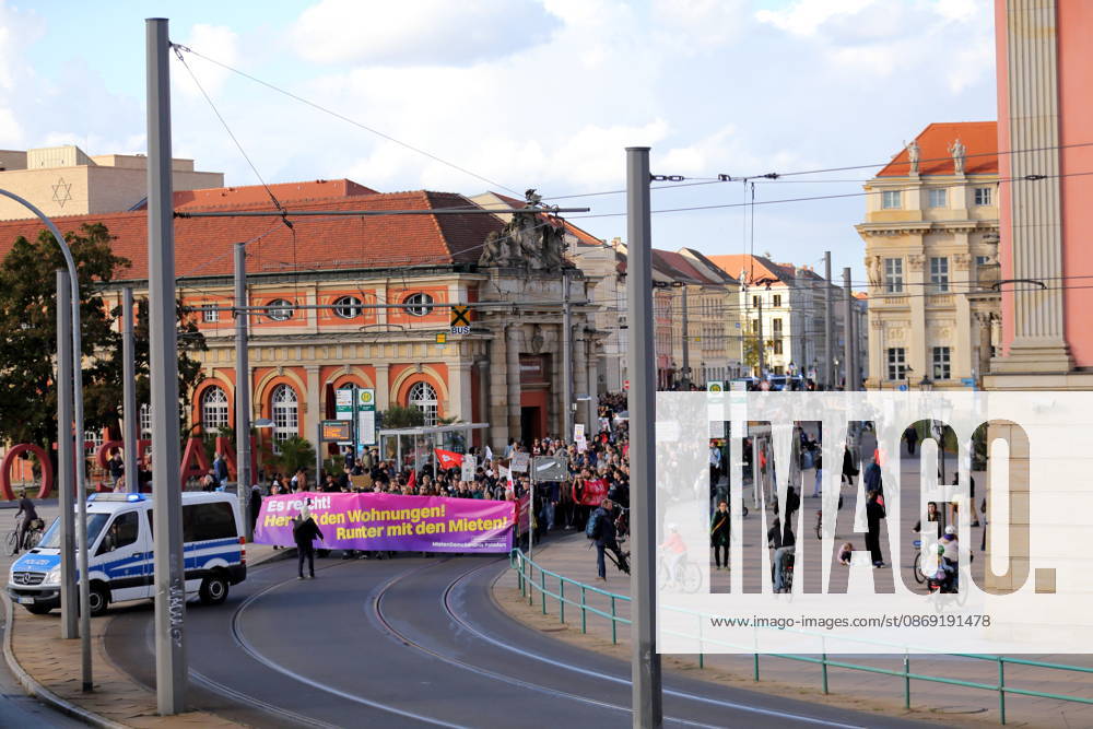 Demonstranten laufen mit Banner Es reicht! Her mit den Wohnungen! Runter mit den Mieten! am Landtag während einer Demonstration gegen Wohnungsnot und steigende Mieten, Potsdam, 10. Oktober 2026. Mieten-Demo in Potsdam