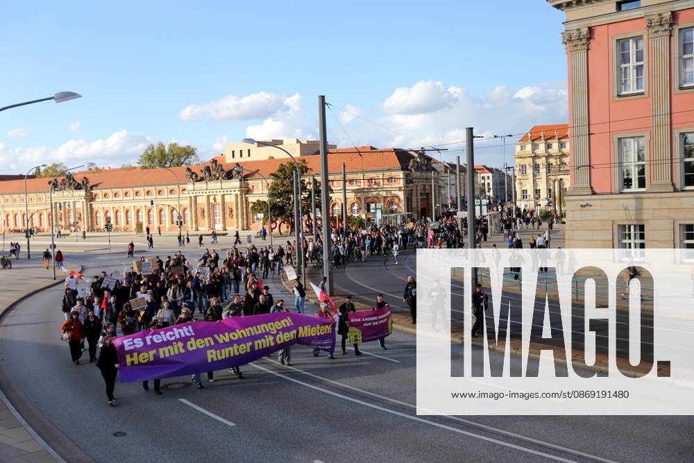 Demonstranten laufen mit Banner Es reicht! Her mit den Wohnungen! Runter mit den Mieten! am Landtag während einer Demonstration gegen Wohnungsnot und steigende Mieten, Potsdam, 10. Oktober 2026. Mieten-Demo in Potsdam