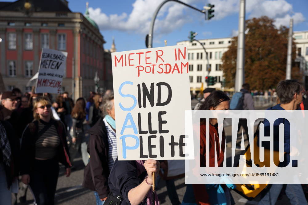 Eine Demonstrantin läuft mit Schild Mieter in Potsdam Sind Alle Pleite auf der Langen Brücke während einer Demonstration gegen Wohnungsnot und steigende Mieten, Potsdam, 10. Oktober 2026. Mieten-Demo in Potsdam