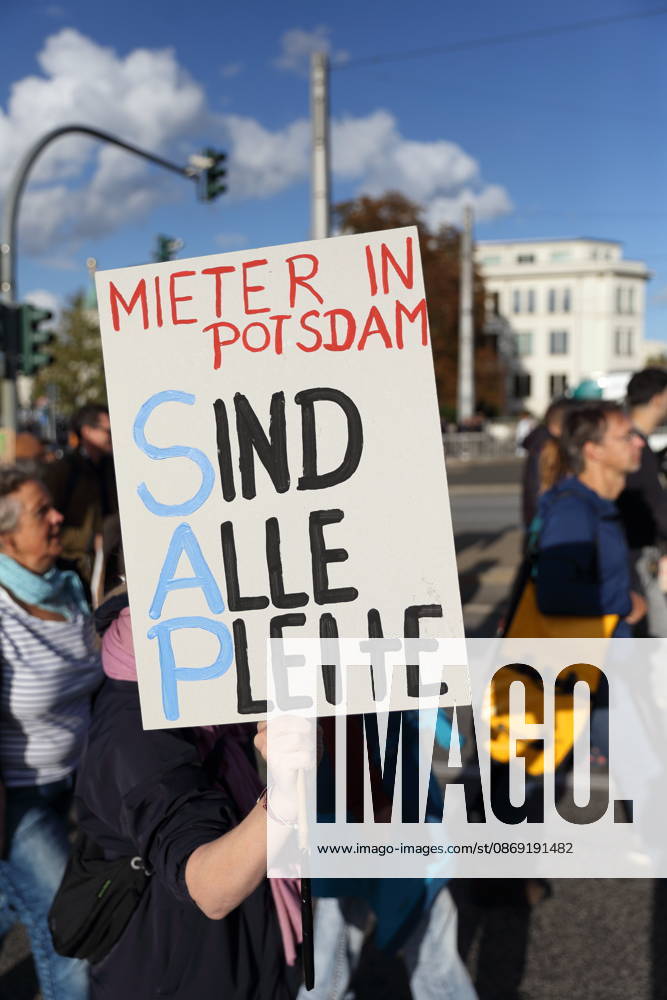 Eine Demonstrantin läuft mit Schild Mieter in Potsdam Sind Alle Pleite auf der Langen Brücke während einer Demonstration gegen Wohnungsnot und steigende Mieten, Potsdam, 10. Oktober 2026. Mieten-Demo in Potsdam