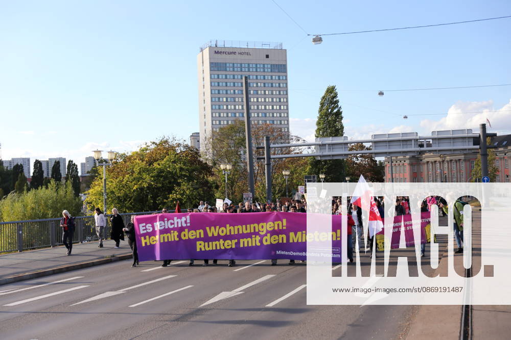 Demonstranten laufen mit Banner Es reicht! Her mit den Wohnungen! Runter mit den Mieten! auf der Langen Brücke während einer Demonstration gegen Wohnungsnot und steigende Mieten, Potsdam, 10. Oktober 2026. Mieten-Demo in Potsdam