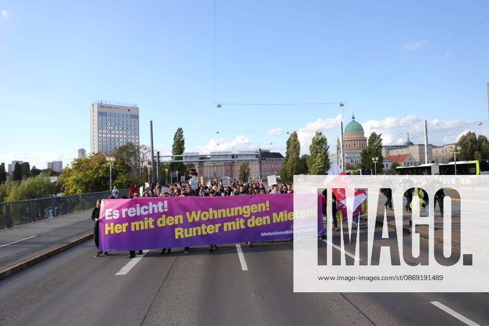 Demonstranten laufen mit Banner Es reicht! Her mit den Wohnungen! Runter mit den Mieten! auf der Langen Brücke während einer Demonstration gegen Wohnungsnot und steigende Mieten, Potsdam, 10. Oktober 2026. Mieten-Demo in Potsdam