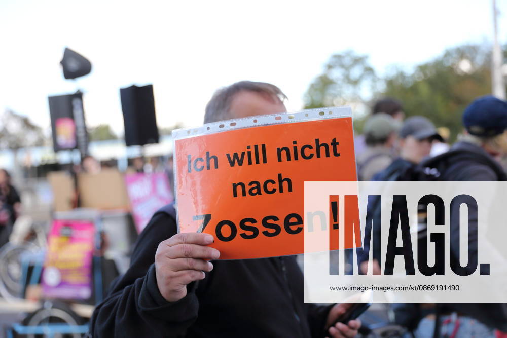 Ein Demonstrant läuft mit Schild Ich will nicht nach Zossen! auf der Langen Brücke während einer Demonstration gegen Wohnungsnot und steigende Mieten, Potsdam, 10. Oktober 2026. Mieten-Demo in Potsdam