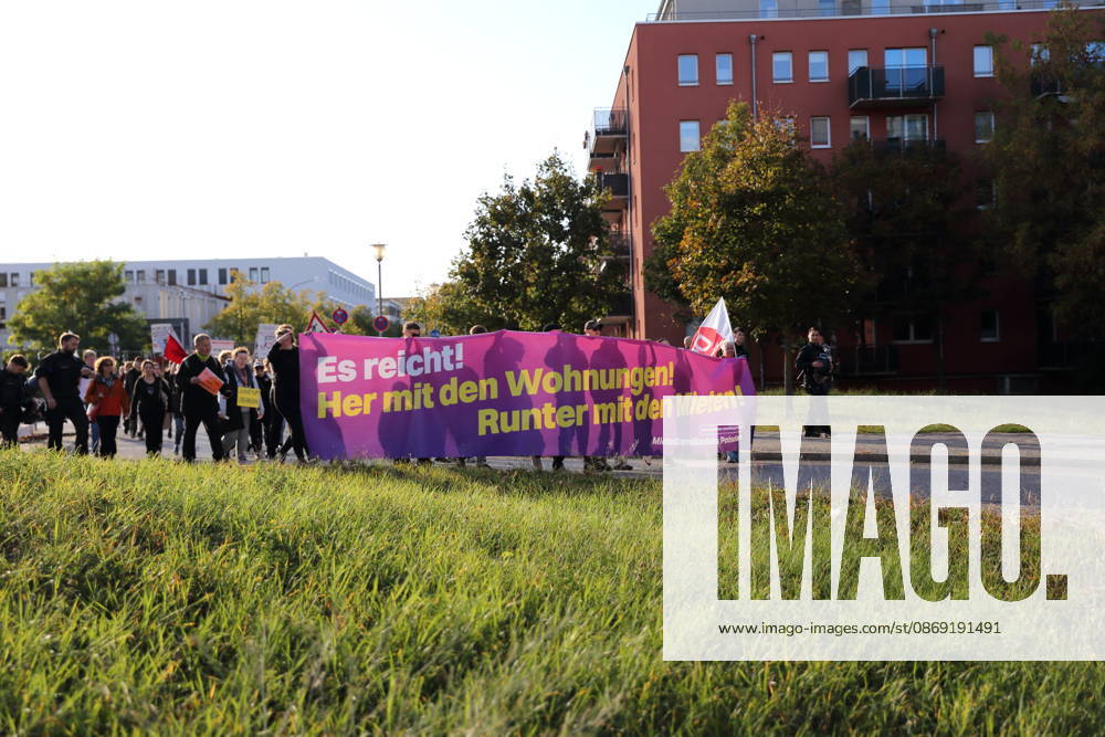 Demonstranten laufen mit Banner Es reicht! Her mit den Wohnungen! Runter mit den Mieten! am Humboldtring während einer Demonstration gegen Wohnungsnot und steigende Mieten, Potsdam, 10. Oktober 2026. Mieten-Demo in Potsdam