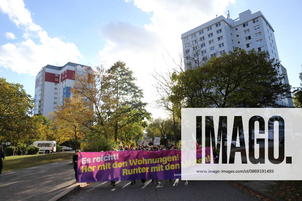 Demonstranten laufen mit Banner Es reicht! Her mit den Wohnungen! Runter mit den Mieten! am Humboldtring während einer Demonstration gegen Wohnungsnot und steigende Mieten, Potsdam, 10. Oktober 2026. Mieten-Demo in Potsdam