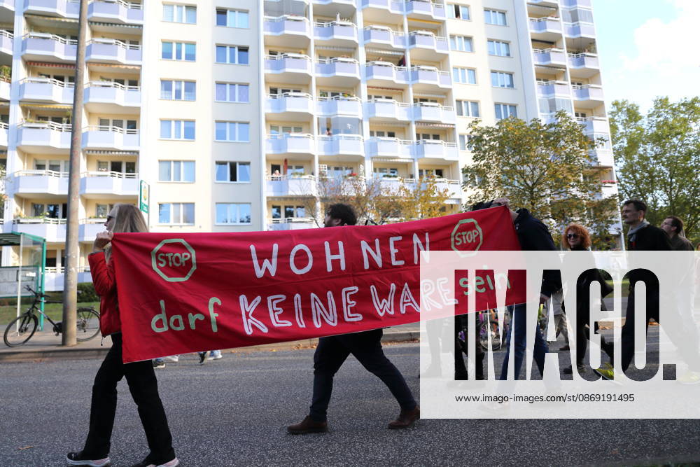 Demonstranten laufen mit Banner Wohnen darf keine Ware sein am Humboldtring während einer Demonstration gegen Wohnungsnot und steigende Mieten, Potsdam, 10. Oktober 2026. Mieten-Demo in Potsdam