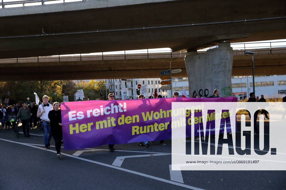 Demonstranten laufen mit Banner Es reicht! Her mit den Wohnungen! Runter mit den Mieten! in der Friedrich-List-Straße während einer Demonstration gegen Wohnungsnot und steigende Mieten, Potsdam, 10. Oktober 2026. Mieten-Demo in Potsdam