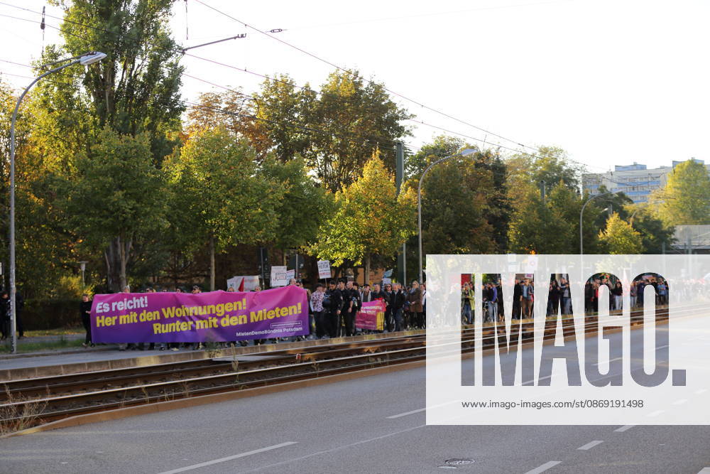 Demonstranten laufen mit Banner Es reicht! Her mit den Wohnungen! Runter mit den Mieten! in der Rudolf-Breitscheid-Straße während einer Demonstration gegen Wohnungsnot und steigende Mieten, Potsdam, 10. Oktober 2026. Mieten-Demo in Potsdam