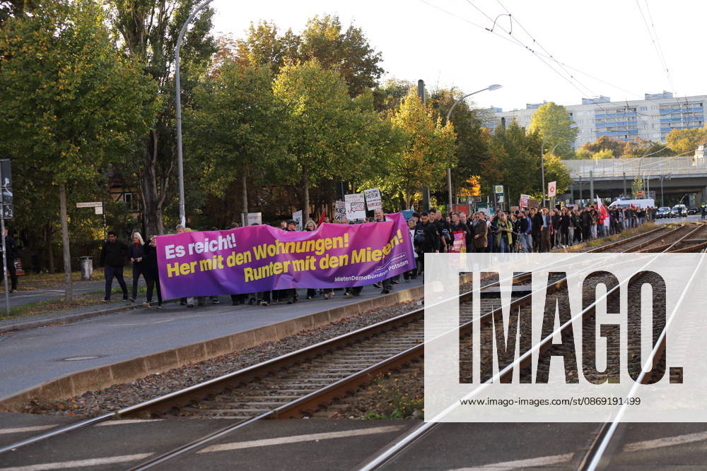 Demonstranten laufen mit Banner Es reicht! Her mit den Wohnungen! Runter mit den Mieten! in der Rudolf-Breitscheid-Straße während einer Demonstration gegen Wohnungsnot und steigende Mieten, Potsdam, 10. Oktober 2026. Mieten-Demo in Potsdam
