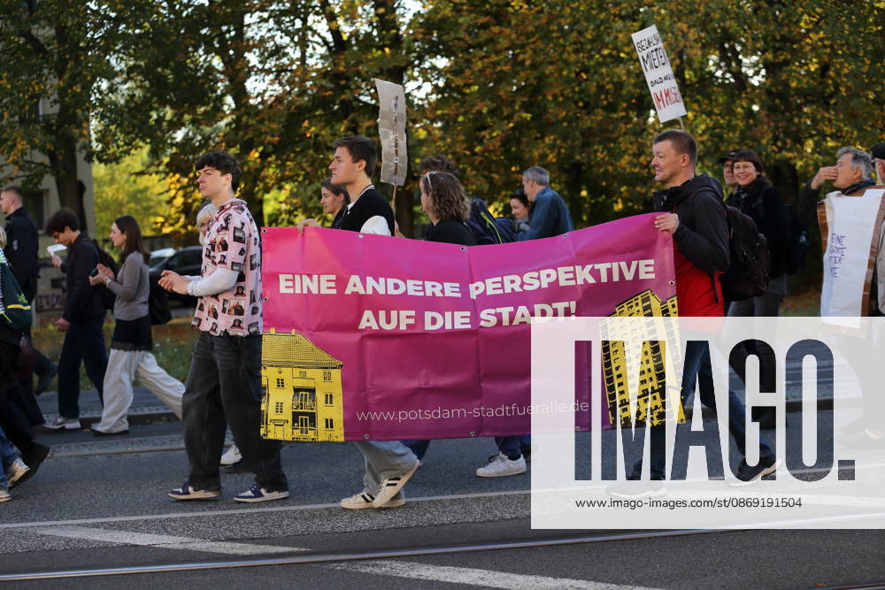 Demonstranten laufen mit Banner Eine andere Perspektive auf die Stadt! Stadt für alle in der Rudolf-Breitscheid-Straße während einer Demonstration gegen Wohnungsnot und steigende Mieten, Potsdam, 10. Oktober 2026. Mieten-Demo in Potsdam