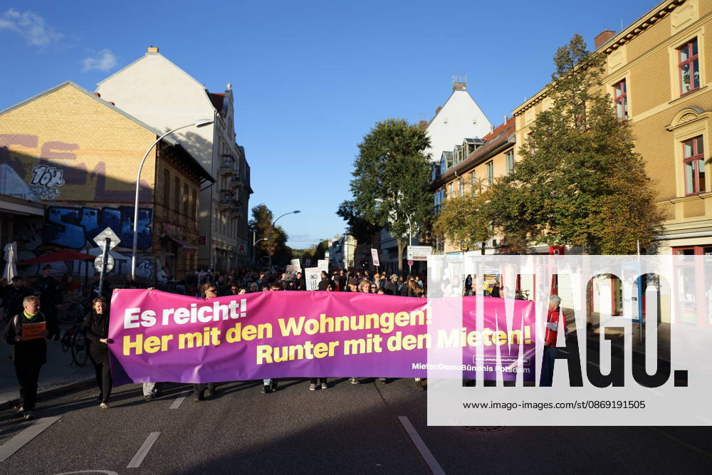 Demonstranten laufen mit Banner Es reicht! Her mit den Wohnungen! Runter mit den Mieten! in der Karl-Liebknecht-Straße während einer Demonstration gegen Wohnungsnot und steigende Mieten, Potsdam, 10. Oktober 2026. Mieten-Demo in Potsdam