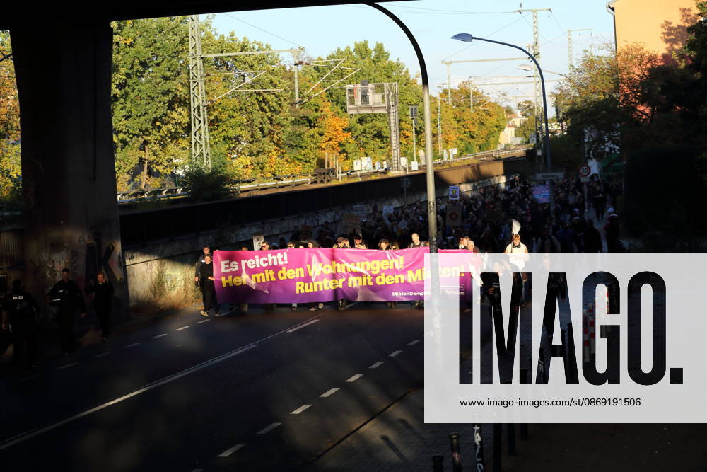 Demonstranten laufen mit Banner Es reicht! Her mit den Wohnungen! Runter mit den Mieten! in der Friedrich-Engels-Straße während einer Demonstration gegen Wohnungsnot und steigende Mieten, Potsdam, 10. Oktober 2026. Mieten-Demo in Potsdam