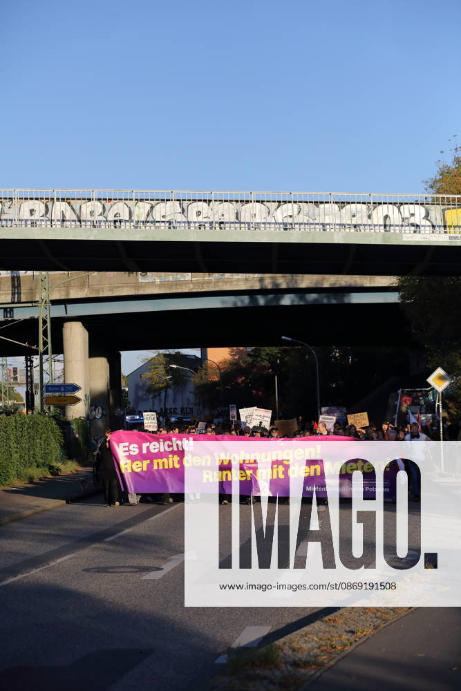 Demonstranten laufen mit Banner Es reicht! Her mit den Wohnungen! Runter mit den Mieten! in der Friedrich-Engels-Straße während einer Demonstration gegen Wohnungsnot und steigende Mieten, Potsdam, 10. Oktober 2026. Mieten-Demo in Potsdam