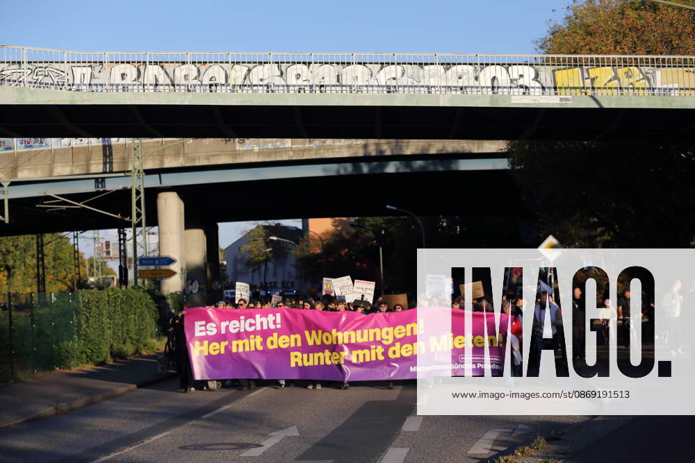 Demonstranten laufen mit Banner Es reicht! Her mit den Wohnungen! Runter mit den Mieten! in der Friedrich-Engels-Straße während einer Demonstration gegen Wohnungsnot und steigende Mieten, Potsdam, 10. Oktober 2026. Mieten-Demo in Potsdam