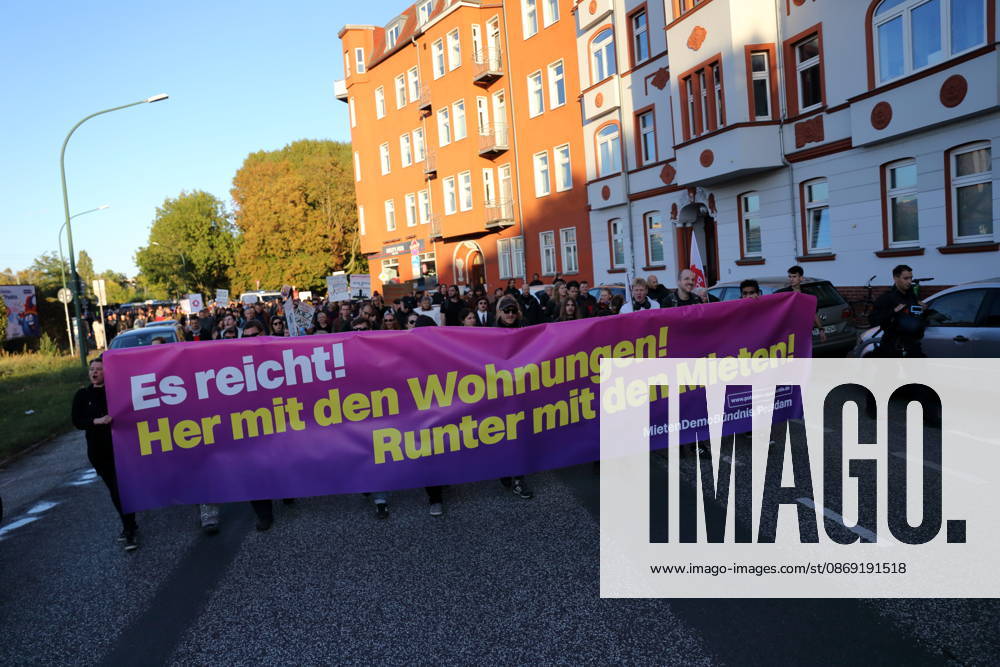Demonstranten laufen mit Banner Es reicht! Her mit den Wohnungen! Runter mit den Mieten! in der Friedrich-Engels-Straße während einer Demonstration gegen Wohnungsnot und steigende Mieten, Potsdam, 10. Oktober 2026. Mieten-Demo in Potsdam