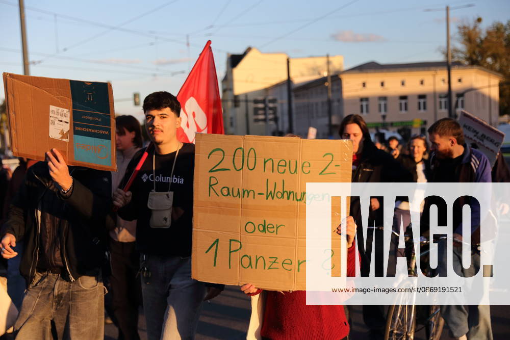 Demonstranten laufen mit Schild 200 neue 2-Raum-Wohnungen oder 1 Panzer? in der Friedrich-Engels-Straße während einer Demonstration gegen Wohnungsnot und steigende Mieten, Potsdam, 10. Oktober 2026. Mieten-Demo in Potsdam