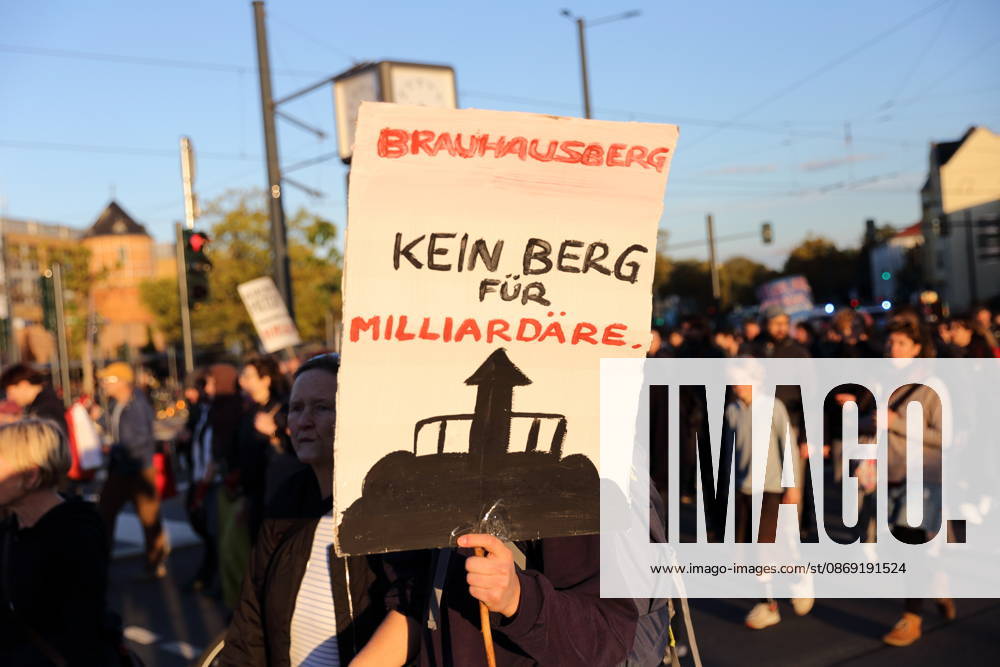 Demonstranten laufen mit Schild Brauhausberg Kein Berg für Milliardäre in der Friedrich-Engels-Straße während einer Demonstration gegen Wohnungsnot und steigende Mieten, Potsdam, 10. Oktober 2026. Mieten-Demo in Potsdam