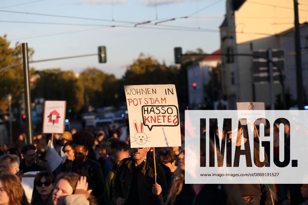 Demonstranten laufen mit Schild Wohnen in Potsdam Hasso Knete? in der Friedrich-Engels-Straße während einer Demonstration gegen Wohnungsnot und steigende Mieten, Potsdam, 10. Oktober 2026. Mieten-Demo in Potsdam