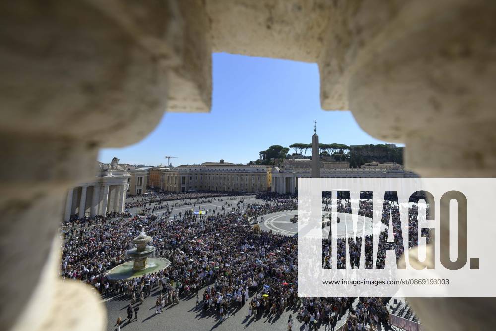ITALY - ANGELUS -POPE -2026 10 11 Italy, Rome, Vatican, October 11, 2026: Pope Leo XIV delivers his address during the Angelus prayer from the window of the Apostolic Palace overlooking St. Peter s Square in the Vatican - NO BOOKS