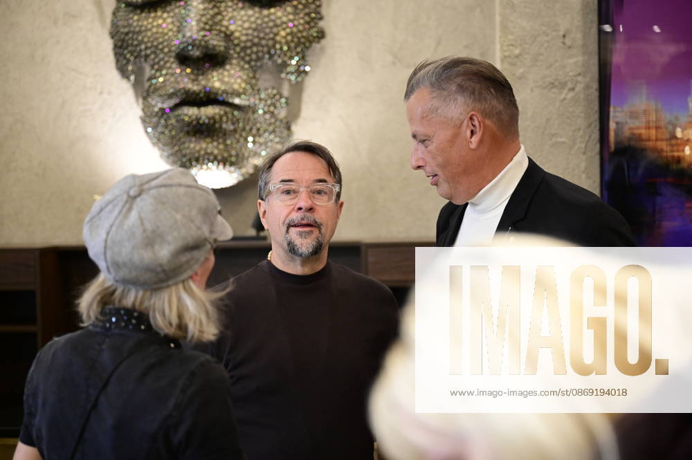Jan Josef Liefers bei der Vernissage der Ausstellung Goldener Reigen von Jens-Christian Wittig im Kastenmeiers im Taschenbergpalais in Dresden. Dresden