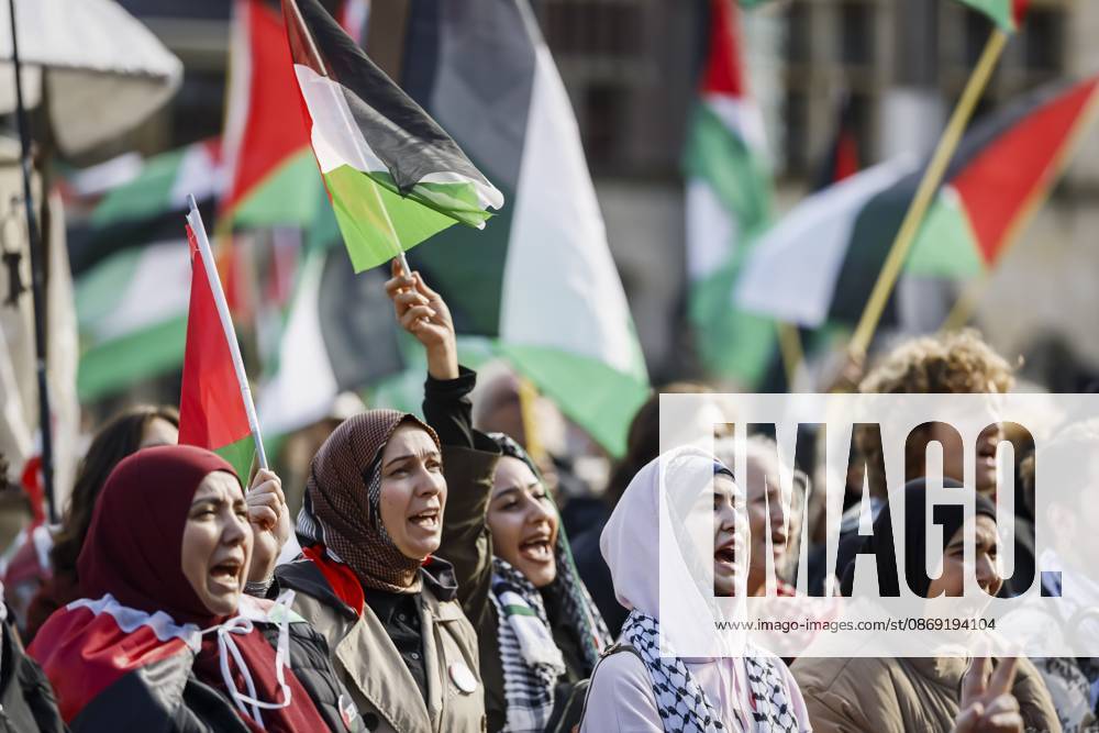 AMSTERDAM - Demonstrators during a national protest on Dam Square marking the conclusion of the nationwide week of action for sanctions against Israel. According to various activist groups, despite the ceasefire , the genocide against the Palestinian people continues unabated. KOEN VAN WEEL ANP netherlands out - belgium out