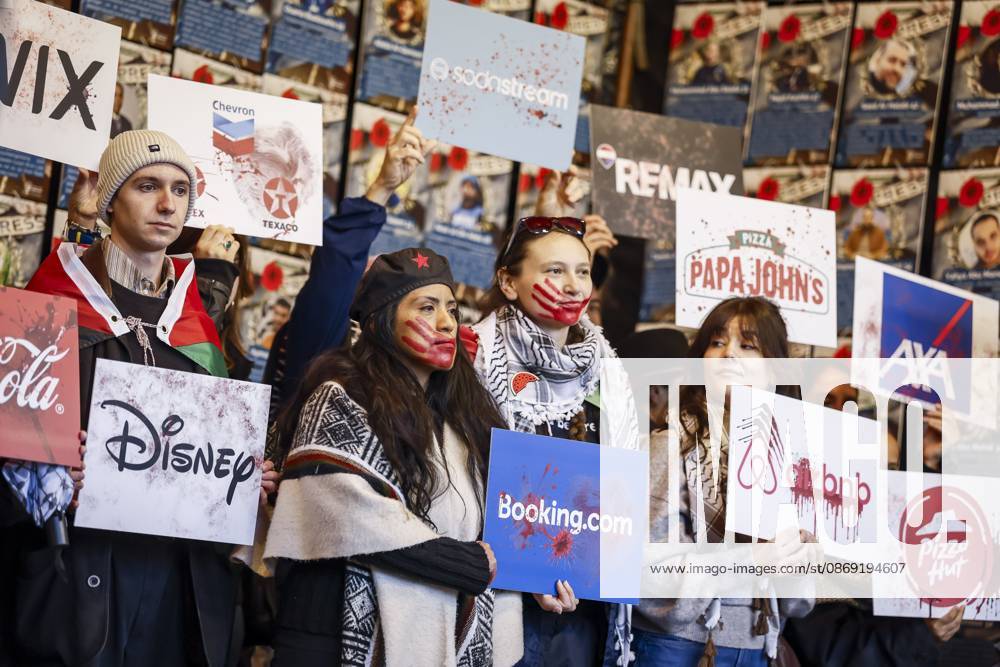 AMSTERDAM - Demonstrators during a national protest on Dam Square marking the conclusion of the nationwide week of action for sanctions against Israel. According to various activist groups, despite the ceasefire , the genocide against the Palestinian people continues unabated. KOEN VAN WEEL ANP netherlands out - belgium out