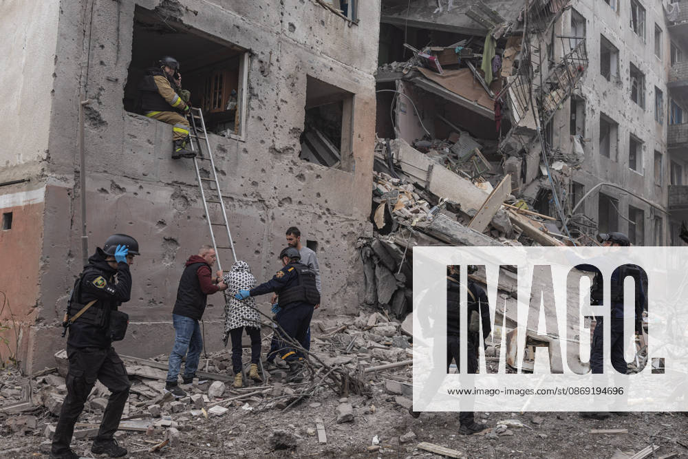 Russian air strike hits residential building in Sloviansk SLOVIANSK, UKRAINE - OCTOBER 11: Firefighters evacuate an injured woman following a Russian air raid on a residential building in Sloviansk, Ukraine, on October 11, 2026. Diego Herrera Carcedo Anadolu Sloviansk Ukraine. Editorial use only. Please get in touch for any other usage.