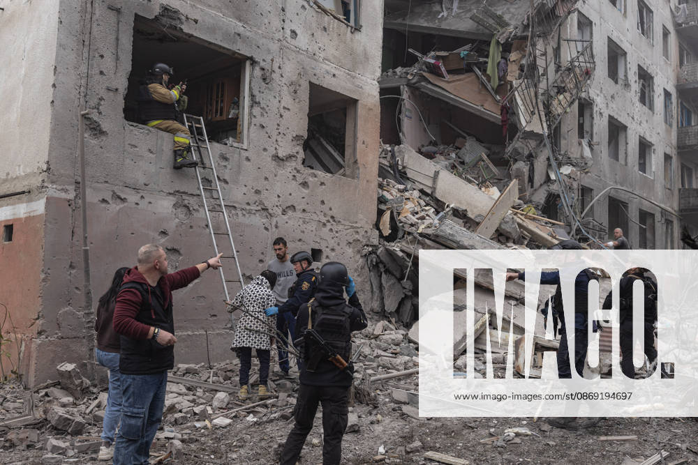 Russian air strike hits residential building in Sloviansk SLOVIANSK, UKRAINE - OCTOBER 11: Firefighters evacuate an injured woman following a Russian air raid on a residential building in Sloviansk, Ukraine, on October 11, 2026. Diego Herrera Carcedo Anadolu Sloviansk Ukraine. Editorial use only. Please get in touch for any other usage.
