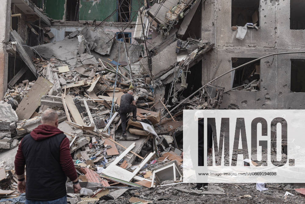 Russian air strike hits residential building in Sloviansk SLOVIANSK, UKRAINE - OCTOBER 11: A resident searches for his belongings following a Russian air strike on a residential block in Sloviansk, Ukraine, on October 11, 2026. Diego Herrera Carcedo Anadolu Sloviansk Ukraine. Editorial use only. Please get in touch for any other usage.