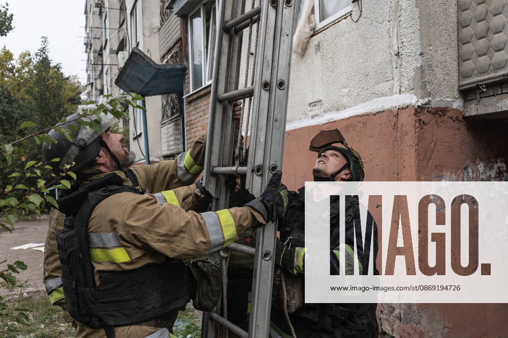 Russian air strike hits residential building in Sloviansk SLOVIANSK, UKRAINE - OCTOBER 11: Firefighters are attempting to rescue a civilian following a Russian air strike on a residential building in Sloviansk, Ukraine, on October 11, 2026. Diego Herrera Carcedo Anadolu Sloviansk Ukraine. Editorial use only. Please get in touch for any other usage.