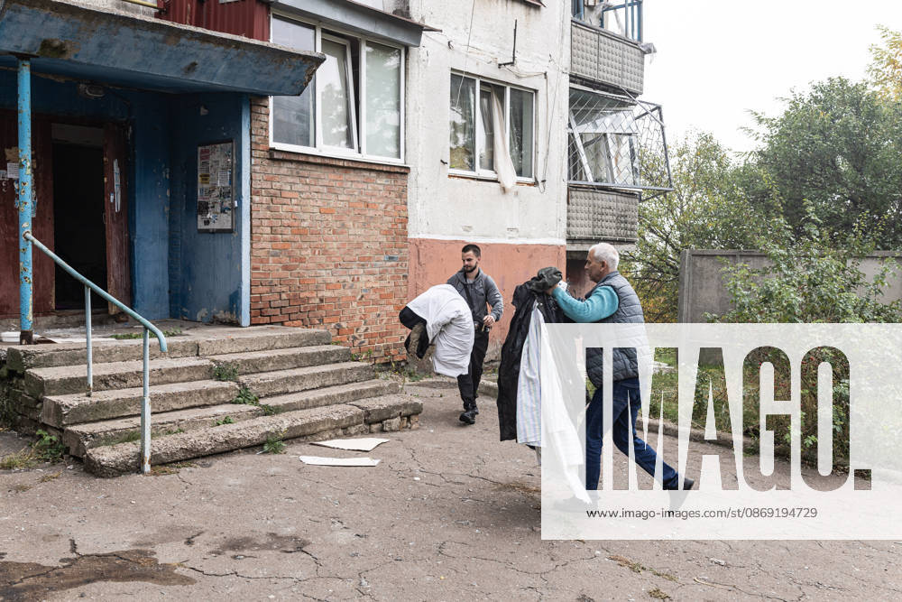 Russian air strike hits residential building in Sloviansk SLOVIANSK, UKRAINE - OCTOBER 11: Civilians carry their belongings following a Russian aerial bombing of a residential building in Sloviansk, Ukraine, on October 11, 2026. Diego Herrera Carcedo Anadolu Sloviansk Ukraine. Editorial use only. Please get in touch for any other usage.