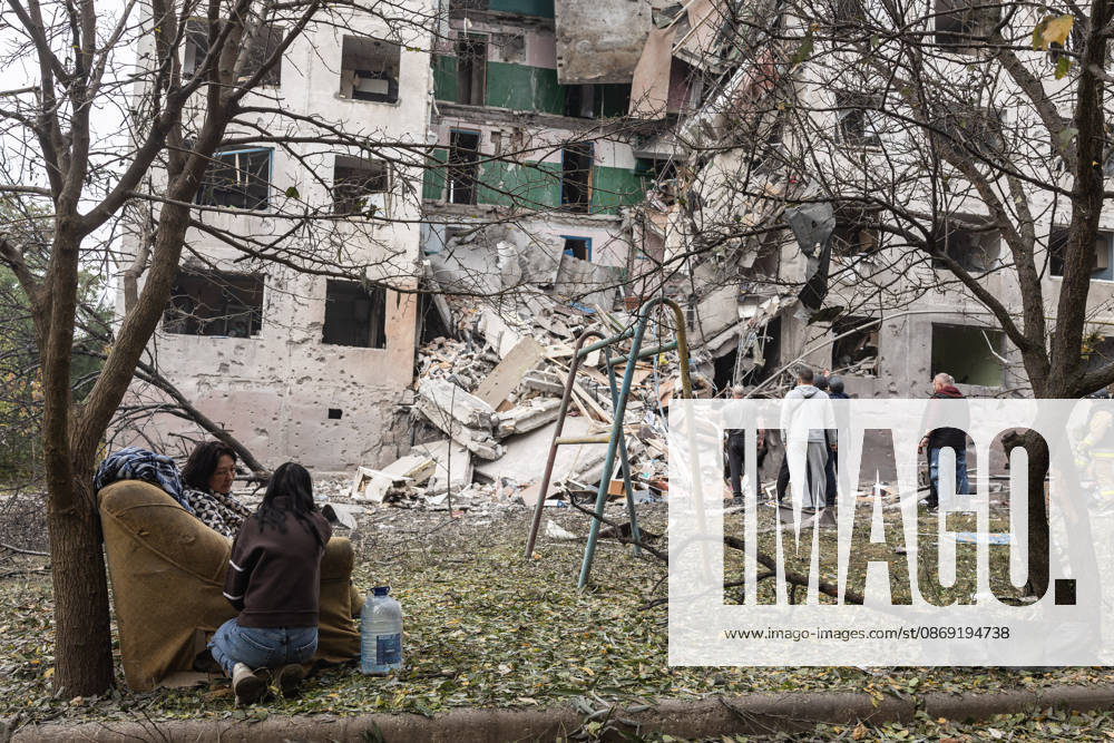 Russian air strike hits residential building in Sloviansk SLOVIANSK, UKRAINE - OCTOBER 11: An injured woman stands next to a destroyed building following a Russian air strike on a residential block in Sloviansk, Ukraine, on October 11, 2026. Diego Herrera Carcedo Anadolu Sloviansk Ukraine. Editorial use only. Please get in touch for any other usage.