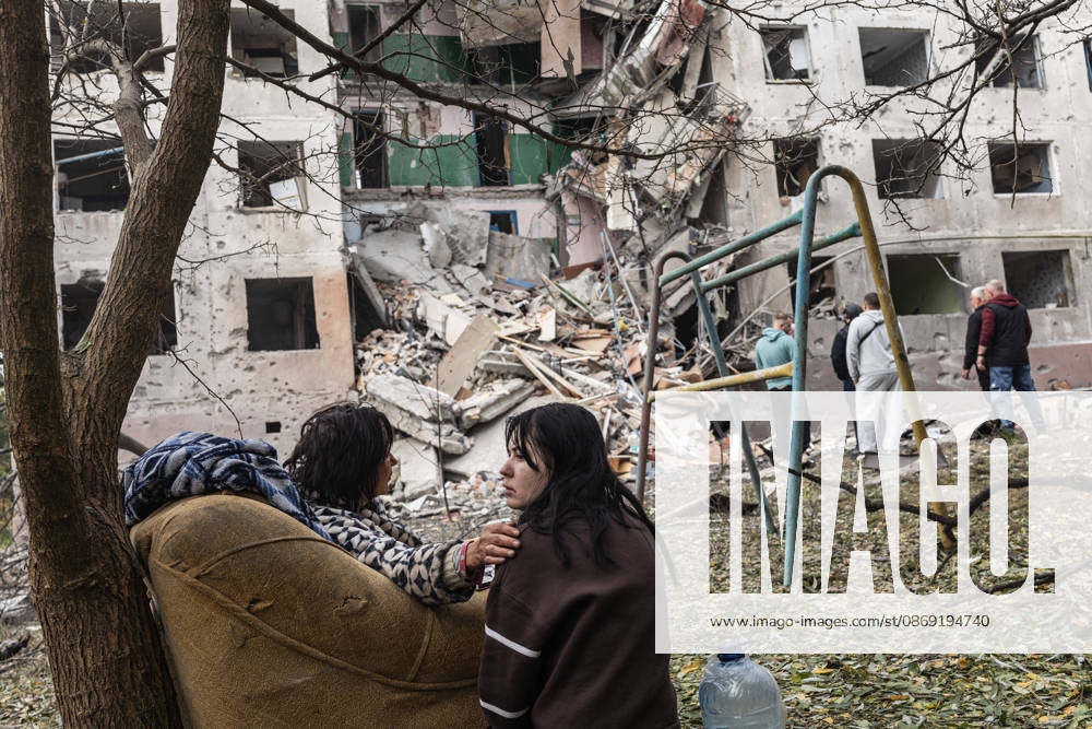 Russian air strike hits residential building in Sloviansk SLOVIANSK, UKRAINE - OCTOBER 11: An injured woman stands next to a destroyed building following a Russian air strike on a residential block in Sloviansk, Ukraine, on October 11, 2026. Diego Herrera Carcedo Anadolu Sloviansk Ukraine. Editorial use only. Please get in touch for any other usage.