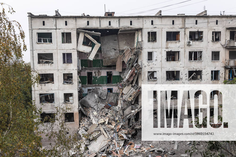 Russian air strike hits residential building in Sloviansk SLOVIANSK, UKRAINE - OCTOBER 11: A view of the damaged building following a Russian aerial bombing of a residential block in Sloviansk, Ukraine, on October 11, 2026. Diego Herrera Carcedo Anadolu Sloviansk Ukraine. Editorial use only. Please get in touch for any other usage.