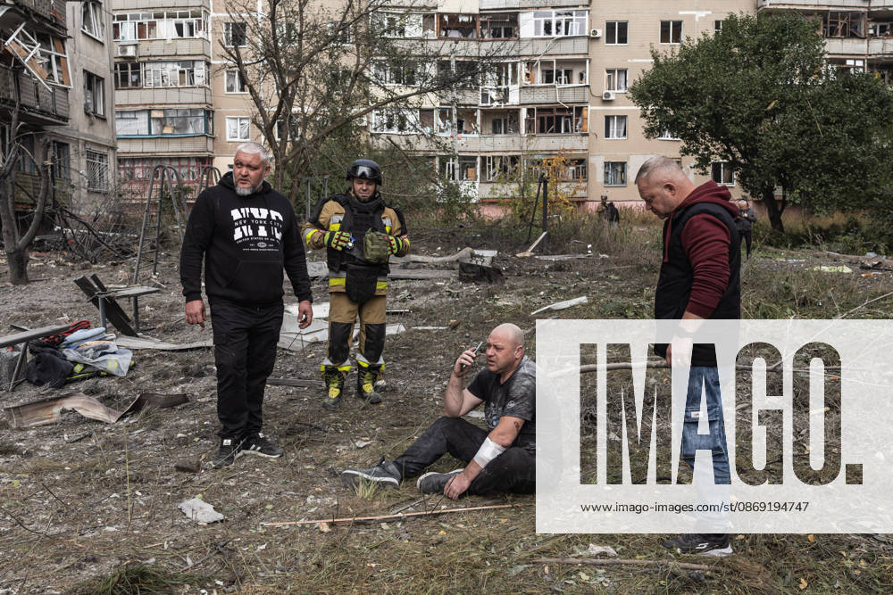 Russian air strike hits residential building in Sloviansk SLOVIANSK, UKRAINE - OCTOBER 11: A man who escaped from the rubble speaks on the phone next to the damaged building following a Russian aerial bombing of a residential block in Sloviansk, Ukraine, on October 11, 2026. Diego Herrera Carcedo Anadolu Sloviansk Ukraine. Editorial use only. Please get in touch for any other usage.