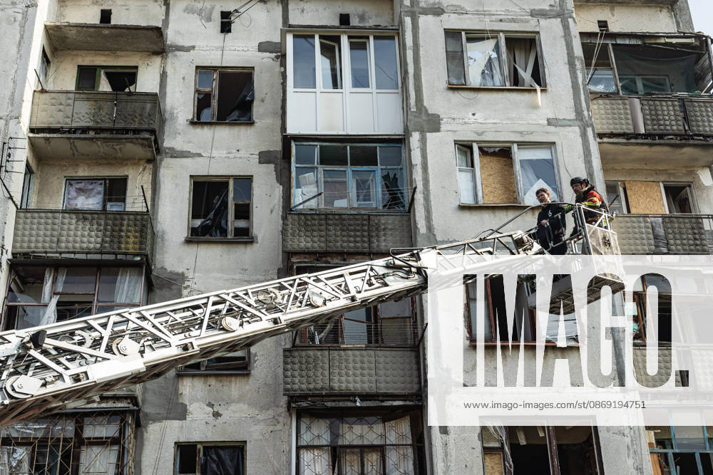 Russian air strike hits residential building in Sloviansk SLOVIANSK, UKRAINE - OCTOBER 11: Firefighters rescue a civilian from a damaged building following a Russian aerial strike on a residential building in Sloviansk, Ukraine, on October 11, 2026. Diego Herrera Carcedo Anadolu Sloviansk Ukraine. Editorial use only. Please get in touch for any other usage.