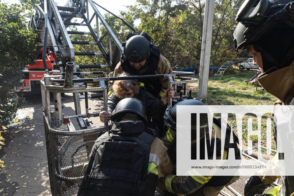 Russian air strike hits residential building in Sloviansk SLOVIANSK, UKRAINE - OCTOBER 11: Firefighters rescue a civilian from a damaged building following a Russian aerial strike on a residential building in Sloviansk, Ukraine, on October 11, 2026. Diego Herrera Carcedo Anadolu Sloviansk Ukraine. Editorial use only. Please get in touch for any other usage.