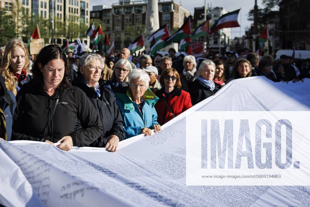 AMSTERDAM - Demonstrators during a national protest on Dam Square marking the conclusion of the nationwide week of action for sanctions against Israel. According to various activist groups, despite the ceasefire , the genocide against the Palestinian people continues unabated. KOEN VAN WEEL ANP netherlands out - belgium out