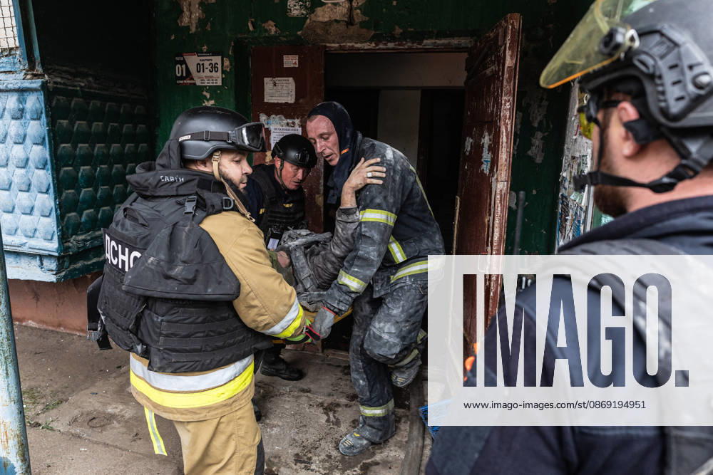 Russian airstrike hits residential building in Sloviansk SLOVIANSK, UKRAINE - OCTOBER 11: Firefighters rescue a volunteer who was trapped in the rubble following a Russian aerial strike on a residential building in Sloviansk, Ukraine, on October 11, 2026. Diego Herrera Carcedo Anadolu Sloviansk Ukraine. Editorial use only. Please get in touch for any other usage.