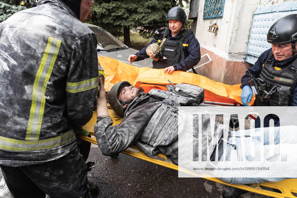 Russian airstrike hits residential building in Sloviansk SLOVIANSK, UKRAINE - OCTOBER 11: Firefighters rescue a volunteer who was trapped in the rubble following a Russian aerial strike on a residential building in Sloviansk, Ukraine, on October 11, 2026. Diego Herrera Carcedo Anadolu Sloviansk Ukraine. Editorial use only. Please get in touch for any other usage.