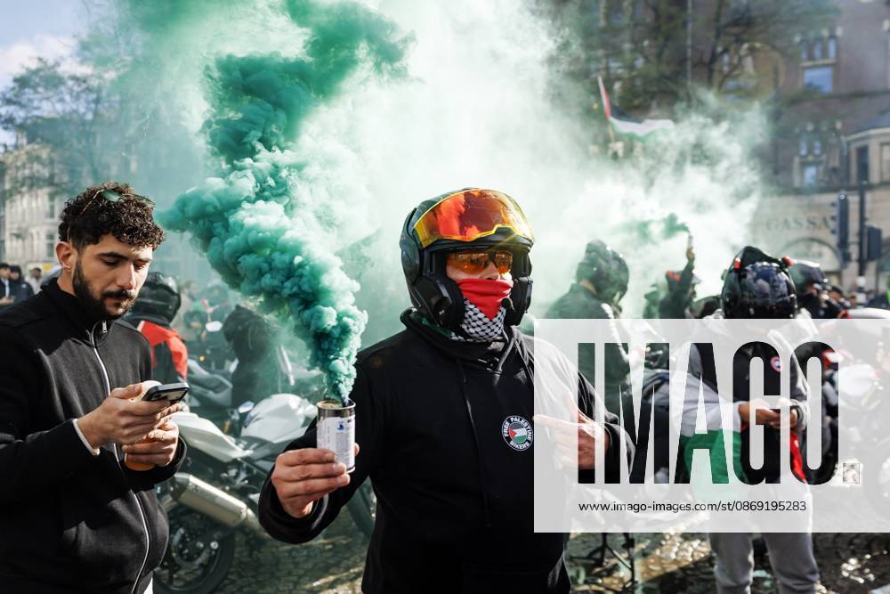AMSTERDAM - Demonstrators during a national protest on Dam Square marking the conclusion of the nationwide week of action for sanctions against Israel. According to various activist groups, despite the ceasefire , the genocide against the Palestinian people continues unabated. KOEN VAN WEEL ANP netherlands out - belgium out