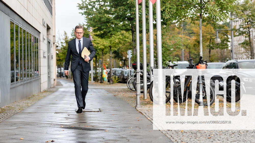Carsten Linnemann, Bundesgesundheitsminister, bei seiner Ankunft am Konrad-Adenauer-Haus;Präsidiumsklausurtagung der CDU Deutschlands in Berlin, Oktober 2026, Berlin Berlin Deutschland Konrad-Adenauer-Haus
