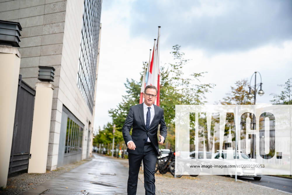 Carsten Linnemann, Bundesgesundheitsminister, bei seiner Ankunft am Konrad-Adenauer-Haus;Präsidiumsklausurtagung der CDU Deutschlands in Berlin, Oktober 2026, Berlin Berlin Deutschland Konrad-Adenauer-Haus